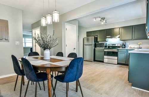 Bloomington Condominio | Hoosier Corner-Walk to IU Campus!