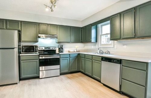 Bloomington Condominio | Hoosier Corner-Walk to IU Campus!