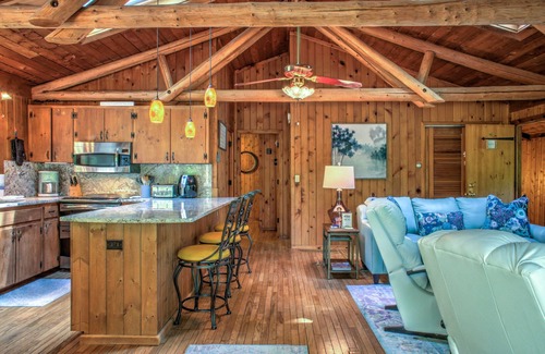 Weaverville Cabina | Hoot on the Hill | Decks, Fire Pits & Garden Charm + Biltmore Pass | Near AVL