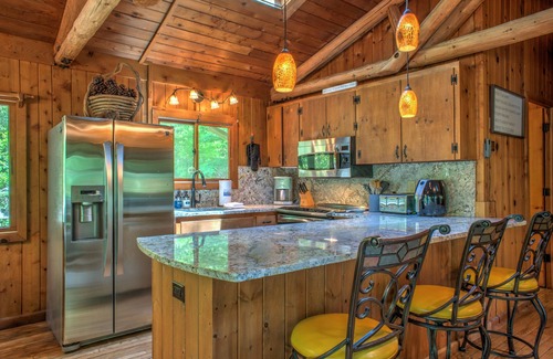 Weaverville Cabina | Hoot on the Hill | Decks, Fire Pits & Garden Charm + Biltmore Pass | Near AVL