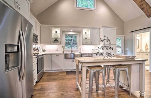 Helen Cabina | Hootenanny at Horton Creek: Creekside Escape!