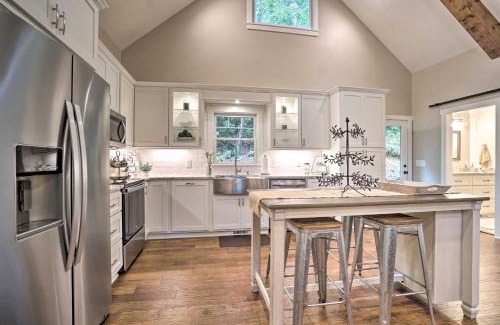 Helen Casa | Hootenanny at Horton Creek Creekside Escape!