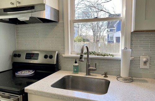 Wakefield-Peacedale Casa | Hope Hideaway Walk to Main St/Bike Path