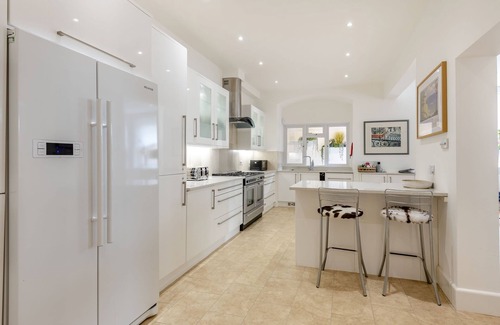 West Cliff Cabaña | HOPPAPILL HOUSE, family friendly, with a garden in Bournemouth