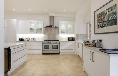 West Cliff Cabaña | HOPPAPILL HOUSE, family friendly, with a garden in Bournemouth