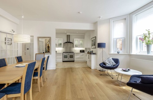 West Cliff Cabaña | HOPPAPILL HOUSE, family friendly, with a garden in Bournemouth