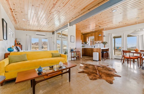 Wonder Valley Casa | Horizon Haven | Hot Tub, Views, Romantic Retreat