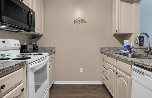 West Panama City Beach Condominio | Horizon Hideaway: Beach Access, 4 Pools, Tennis & Mini-golf Fun!