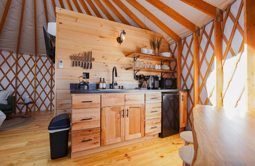 Knox Dale Casa | Horizon Hideout YURT w/ HOT TUB, Smart TV + VIEWS!
