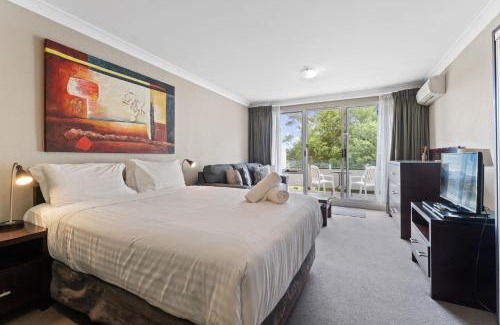 Jindabyne Casa | Horizons 115 - Lake Front Studio l Pool l Tennis Court l Bar