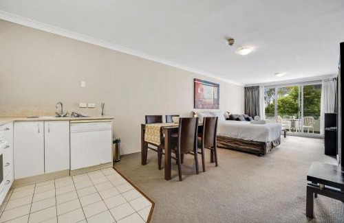 Jindabyne Casa | Horizons 115 - Lake Front Studio l Pool l Tennis Court l Bar