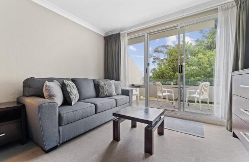 Jindabyne Casa | Horizons 115 - Lake Front Studio l Pool l Tennis Court l Bar