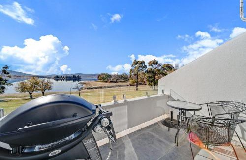 Jindabyne Casa | Horizons 306 - Deluxe Lake Front Studio l Pool l Tennis l WiFi l BBQ