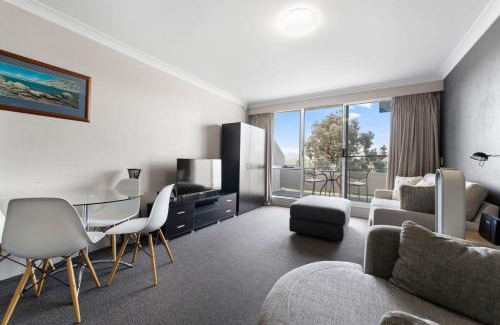 Jindabyne Casa | Horizons 414 - Deluxe Lake Front Studio l Pool l Tennis l WiFi