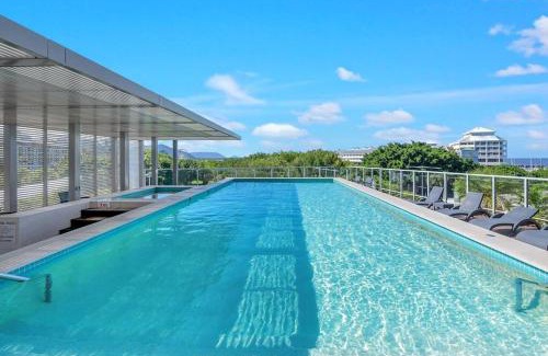 Cairns Central Business District Apartamento | Horizons at Harbour Lights - Tropical Poolside Flair