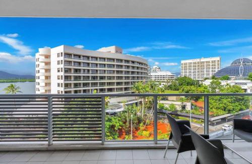 Cairns Central Business District Apartamento | Horizons at Harbour Lights - Tropical Poolside Flair