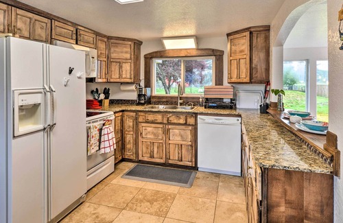 Crescent City Casa | Horse and Dog-Friendly Home Near Redwoods!