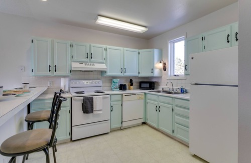 Aurora Apartamento | Horse Farm Apartment w/ Balcony in Aurora!