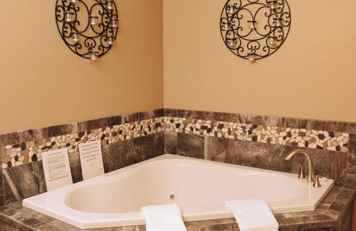 Dundee Cabina | Horse Haven Suite: Luxury Suite in Amish Country, Ohio.