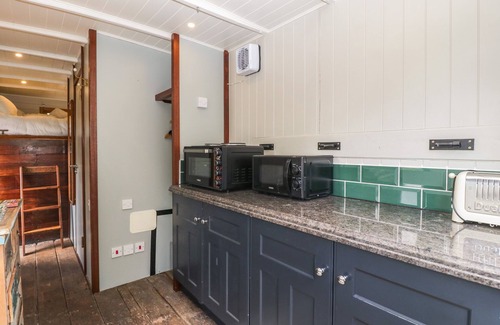 Saint Owens Cross Cabaña | HORSEBOX 1, romantic, character holiday cottage in Peterstow