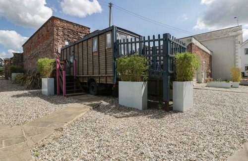Saint Owens Cross Cabaña | HORSEBOX 1, romantic, character holiday cottage in Peterstow