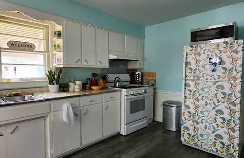 Taylor Berry Casa | Horsemen-Friendly Cottage in Lucky Horseshoe. 5min walk to Churchill Downs.