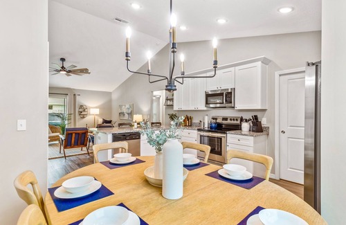 Summerfield Casa | Horsey Hideaway Professionally Decorated - ready for your group or family!