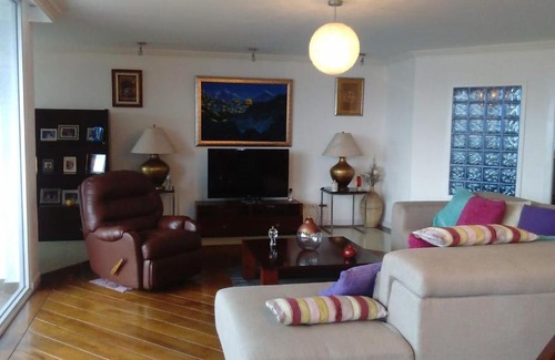 Quito Apartamento | HOSPEDAJE DE LUJO EN DPTO 3 HABITACIONES CON BAÑO/8 PERSONAS