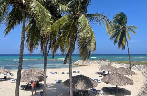 Montego Bay Villa | Hospitality Expert HALF HILL Pool Beach
