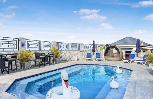 St.Bran's Burg Apartamento | Hospitality Expert BTS 7: Pool, Beach & Bar