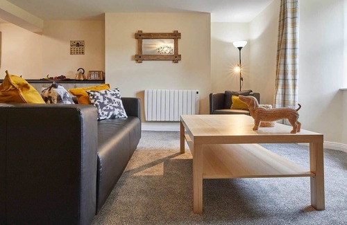 Eastgate Apartamento | Host & Stay | Chapel Race - Slit Wood