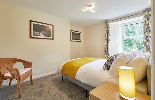 Eastgate Apartamento | Host & Stay | Chapel Race - Slit Wood