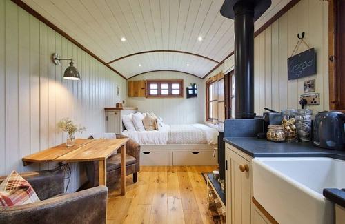 Bronllys Chalet De Esquí | Host & Stay | Cwch Gwenyn