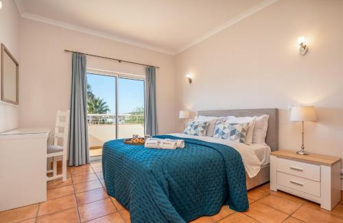 Porto de Mos Apartamento | Host Wise - Bright & Stylish Lagos Flat with Pool