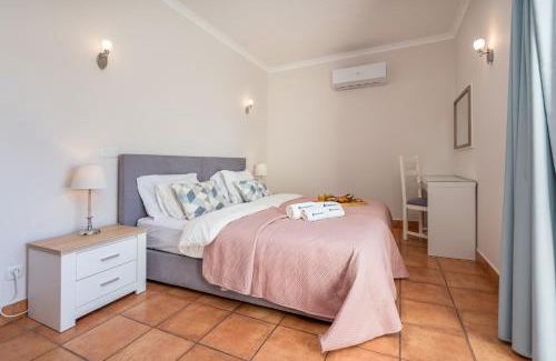 Porto de Mos Apartamento | Host Wise - Bright & Stylish Lagos Flat with Pool