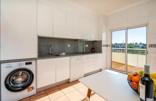 Porto de Mos Apartamento | Host Wise - Bright & Stylish Lagos Flat with Pool