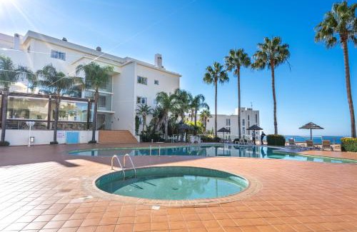 Porto de Mos Apartamento | Host Wise - Bright & Stylish Lagos Flat with Pool