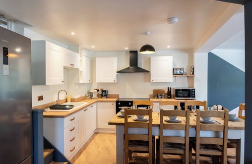Stroud Casa | Hosta House - Cotswold's Cosy 5 Bed Home - Pool Table - Near Canal