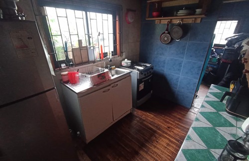 Valdivia Casa | Hostal Lila, Casa Entera por 8+ Con Jardin y estacionamiento.