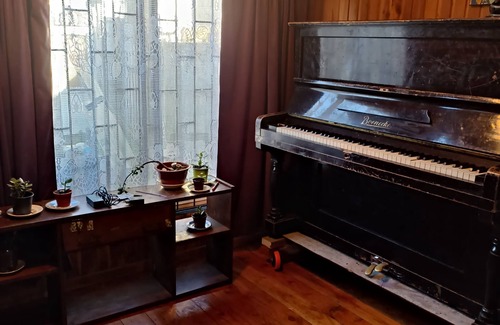 Valdivia Casa | Hostal Lila, Casa Entera por 8+ Con Jardin y estacionamiento.
