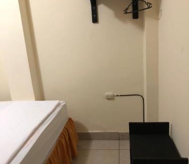 Leon Casa | Hostal Sin Fronteras.