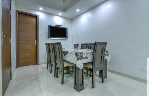 Kalkaji Apartamento | Hostmystay-3bhk Nehru place! Park