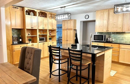 Afton Casa | Hosts groups up to 13; relax with the whole crew at this private, peaceful getaway