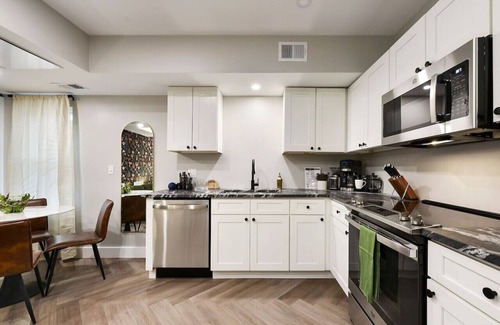 East Allegheny Condominio | ★ HostWise Stays ★ 2 King Beds! Park Free! Great Walk Score!