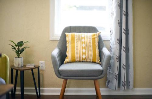 East Allegheny Casa | HostWise Stays - Block to AGH - King Bed, Free Off Street Parking