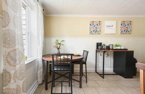 East Allegheny Casa | HostWise Stays - Block to AGH - King Bed, Free Off Street Parking