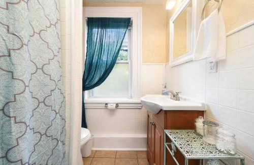 East Allegheny Casa | HostWise Stays - Block to AGH - King Bed, Free Off Street Parking