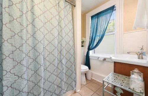 East Allegheny Casa | HostWise Stays - Block to AGH - King Bed, Free Off Street Parking
