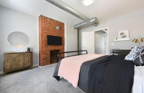 East Allegheny Casa | HostWise Stays - Free Parking, Highly Walkable, 2 Full bathrooms