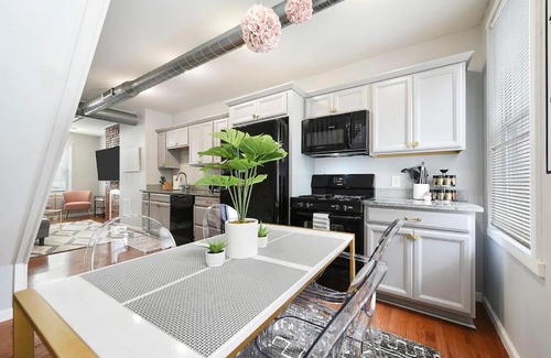East Allegheny Casa | HostWise Stays - Free Parking, Highly Walkable, 2 Full bathrooms